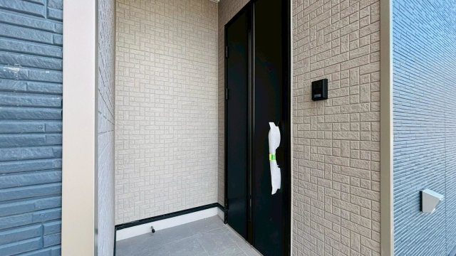 クワイエ　羽島市福寿町本郷第２　全２区画分譲の玄関|大容量のシューズ収納付きで玄関周りもすっきり！玄関ドアからの光が玄関ホールを明るくしてくれます。