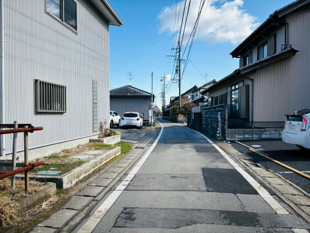 クワイエ　羽島市福寿町本郷第２　全２区画分譲の玄関|大容量のシューズ収納付きで玄関周りもすっきり！玄関ドアからの光が玄関ホールを明るくしてくれます。