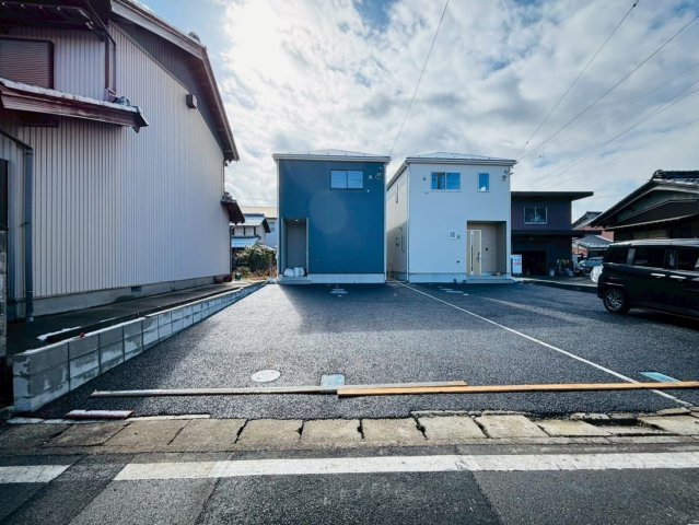 クワイエ　羽島市福寿町本郷第２　全２区画分譲のバルコニー|バルコニーは南向きで洗濯物もよく乾きます！強度と表面積硬度を持つFPRで防水しています。