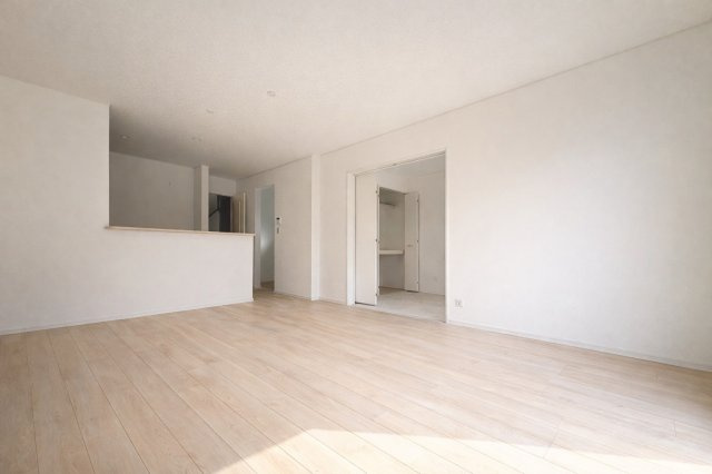 クワイエ　羽島市福寿町本郷第２　全２区画分譲の居間・リビング|フローリング材は木目調でナチュラルな美しさ。様々な傷やクラックの発生を大幅に抑える特殊加工済みです。
床材に受ける様々な傷や、温度・湿度変化によるクラックの発生を大幅に抑える特殊加工を施工済み。