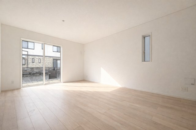 クワイエ　羽島市福寿町本郷第２　全２区画分譲のキッチン|お手入れがラクなステンレスをワークスペース部分トップに使用した、機能的で美しいシステムキッチンです。
浄水器組込み水栓でシンクまわりがスッキリ広々お使いいただけます。フラットな造りでお掃除も楽々です。