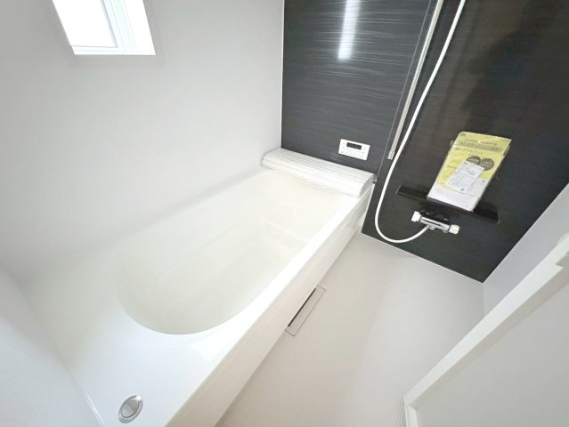 クワイエ　羽島市福寿町本郷第２　全２区画分譲の居間・リビング|フローリング材は木目調でナチュラルな美しさ。様々な傷やクラックの発生を大幅に抑える特殊加工済みです。
床材に受ける様々な傷や、温度・湿度変化によるクラックの発生を大幅に抑える特殊加工を施工済み。