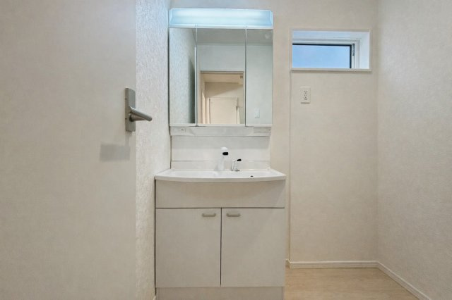 クワイエ　羽島市福寿町本郷第２　全２区画分譲のキッチン|お手入れがラクなステンレスをワークスペース部分トップに使用した、機能的で美しいシステムキッチンです。
浄水器組込み水栓でシンクまわりがスッキリ広々お使いいただけます。フラットな造りでお掃除も楽々です。