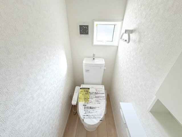 クワイエ　羽島市福寿町本郷第２　全２区画分譲の浴室|保温浴槽使用で４時間たっても浴槽の湯温低下はわずか約2.5度の省エネ仕様です。【暖房換気乾燥機】付き！
サイドブロー機能を備えた省エネ衣類乾燥機です。窓付きの明るく清潔な空間でゆったりバスタイムを！