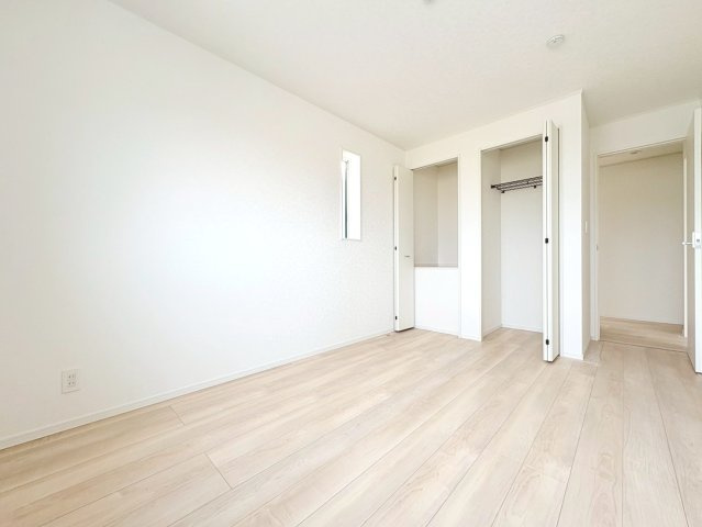 クワイエ　羽島市福寿町本郷第２　全２区画分譲の洋室|建具やクロスなどをトータルデザインでコーディネートしており、室内に落ち着きと安らぎを与えてくれます。
全居室収納付き！寝室やお子様のお部屋がスッキリ片付きます。