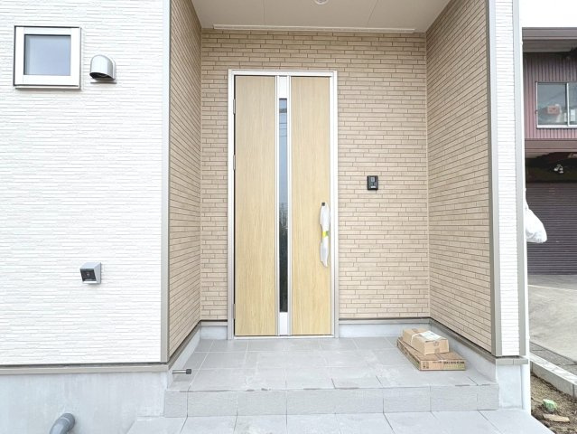 クワイエ　羽島市福寿町本郷第２　全２区画分譲の玄関|玄関ドアの取手ハンドル部分にセンサーがついて、カードタイプ・シールタイプのキーで施錠が可能で便利です。
お買い物の荷物で手が塞がっていても、楽々開錠できます。毎日の外出前の時間も短縮されて快適です！