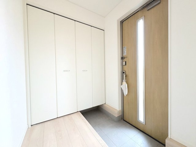 【商談中】クワイエ　羽島市福寿町本郷第２　全２区画分譲の玄関|大容量のシューズ収納付きで玄関周りもすっきり！玄関ドアからの光が玄関ホールを明るくしてくれます。