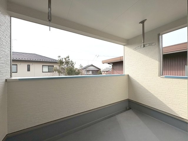 【商談中】クワイエ　羽島市福寿町本郷第２　全２区画分譲のバルコニー|バルコニーは南向きで洗濯物もよく乾きます！強度と表面積硬度を持つFPRで防水しています。
