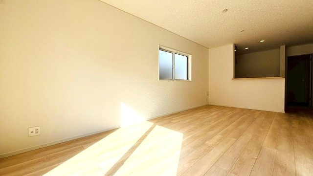 クワイエ　羽島市福寿町本郷第２　全２区画分譲の居間・リビング|フローリング材は木目調でナチュラルな美しさ。様々な傷やクラックの発生を大幅に抑える特殊加工済みです。
床材に受ける様々な傷や、温度・湿度変化によるクラックの発生を大幅に抑える特殊加工を施工済み。