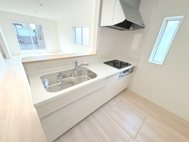 クワイエ　羽島市福寿町本郷第２　全２区画分譲のキッチン|お手入れがラクなステンレスをワークスペース部分トップに使用した、機能的で美しいシステムキッチンです。
浄水器組込み水栓でシンクまわりがスッキリ広々お使いいただけます。フラットな造りでお掃除も楽々です。