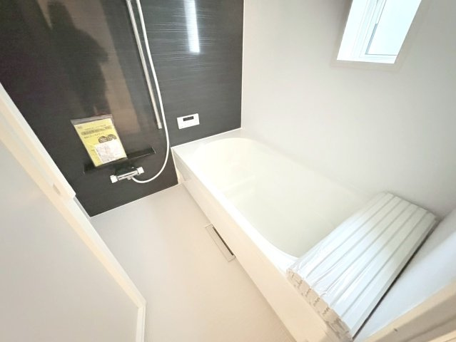 【商談中】クワイエ　羽島市福寿町本郷第２　全２区画分譲の浴室|保温浴槽使用で４時間たっても浴槽の湯温低下はわずか約2.5度の省エネ仕様です。【暖房換気乾燥機】付き！
サイドブロー機能を備えた省エネ衣類乾燥機です。窓付きの明るく清潔な空間でゆったりバスタイムを！