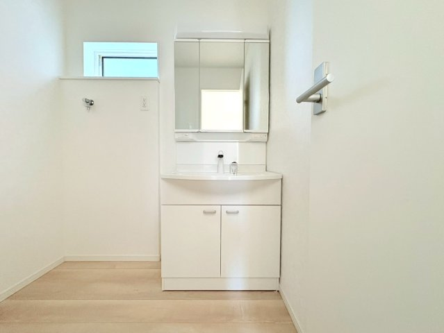 クワイエ　羽島市福寿町本郷第２　全２区画分譲の独立洗面台|床材に受ける様々な傷や、温度・湿度変化による、クラックの発生を大幅に抑える特殊加工を施工済みです。
水栓はリフトアップできて両手が使えます。またハンドシャワーでも使えます。