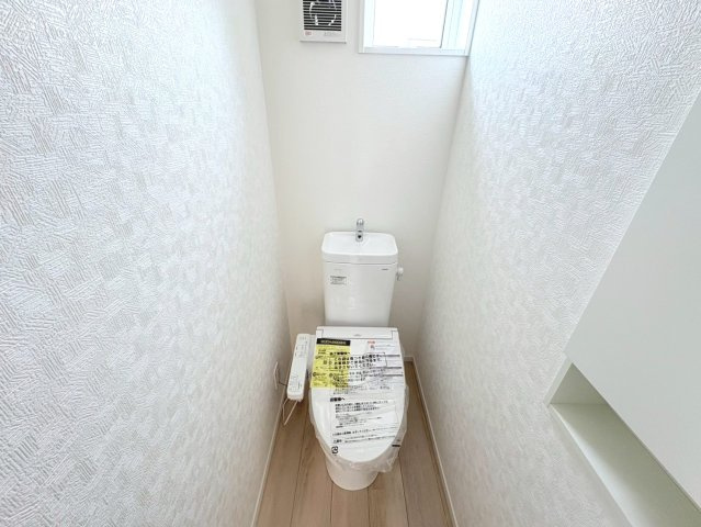 【商談中】クワイエ　羽島市福寿町本郷第２　全２区画分譲のトイレ|超表面平滑加工とイオンパワーの「セフィオンテクト」加工で、汚れが付きにくく落ちやすい仕様のトイレです。
またツイントルネード洗浄で少ない水でも前方の返し部分から後方部までしっかり洗浄できます！