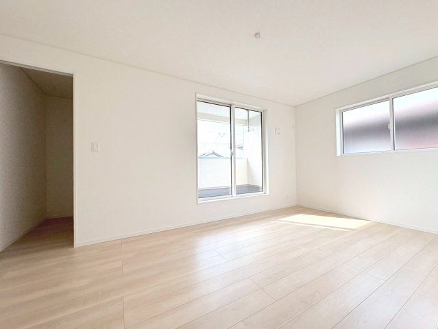 クワイエ　羽島市福寿町本郷第２　全２区画分譲の寝室|全居室にたっぷり収納できる大型収納を設置。窓ガラスは、断熱性能や結露防止効果の高いペアガラスを採用！
高い断熱性と共にガラス面の結露対策にも効果を発揮し湿気によるカビの発生を抑止します。