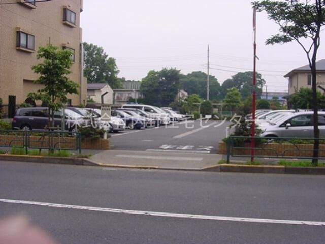 シェニートモンチーク武蔵関の駐車場