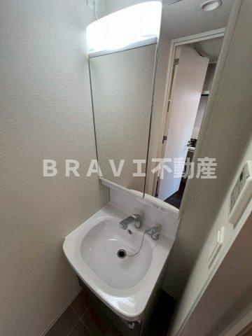 プレサンス深江橋ラヴィゲート　BRAVI不動産の洗面所|【プレサンス深江橋ラヴィゲート】忙しい朝には欠かせない洗面所です
