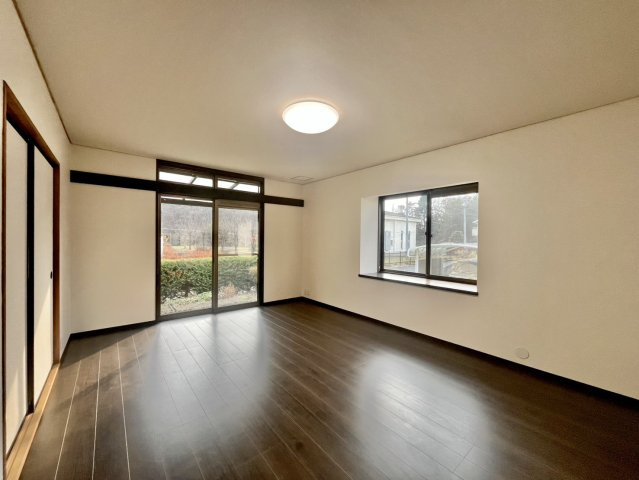 盛岡市小鳥沢1丁目30-7の居間・リビング|15帖のゆとりある広さを確保したLDKです。