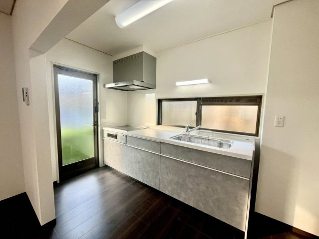 盛岡市小鳥沢1丁目30-7のキッチン|新規交換済みのシステムキッチン。使いやすい設備と清潔感あふれるデザインで、毎日のお料理を快適にサポートします。