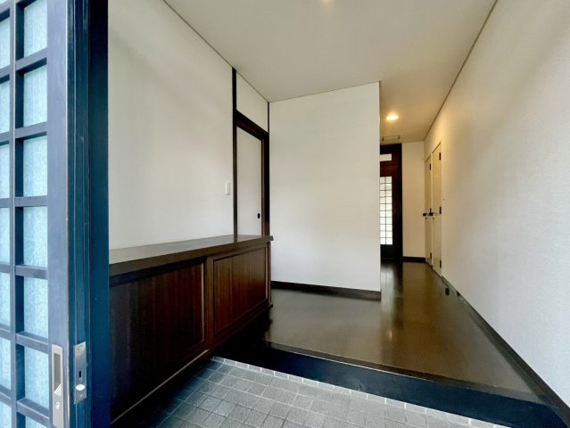 盛岡市小鳥沢1丁目30-7の玄関|落ち着きのある広々とした玄関。大容量の下駄箱でいつも整頓された空間に。