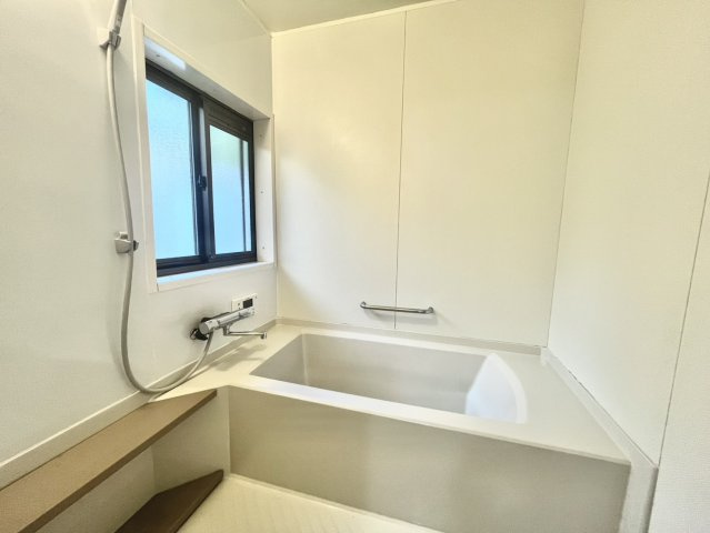 盛岡市小鳥沢1丁目30-7の浴室|清潔感のある浴室。窓があり、換気も良好で快適なバスタイムを。