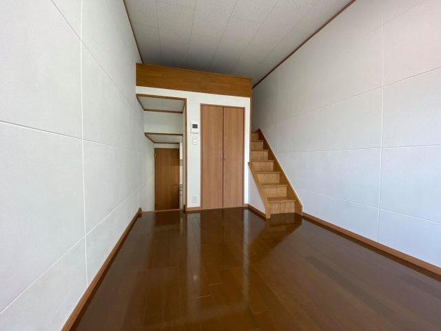 サンマリノ津福A棟の居間・リビング|明るい室内です☆