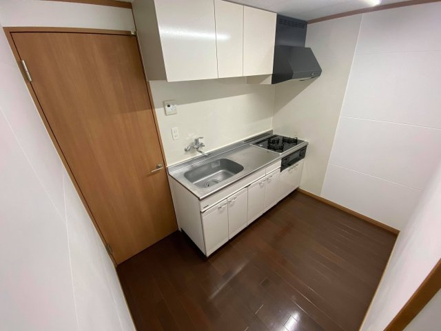 サンマリノ津福A棟のキッチン|3口コンロ・グリル付のシステムキッチンです♪