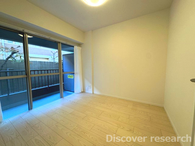 十条台パークハウスの洋室|【洋室（約4.4帖）】
バルコニーに面した洋室で自然光がたっぷりと差し込みます。