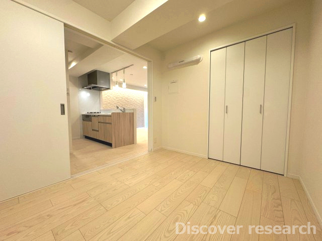 十条台パークハウスの洋室|【洋室（約4.5帖）】
LDKに隣接していて一体利用が可能な洋室です。
窓がなく家具の配置がしやすそうです。