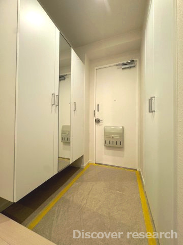 十条台パークハウスの玄関|【玄関】
玄関が広く時間がない朝でもゆったりと靴の着脱が可能です。鏡で全身をチェックすることも可能です。