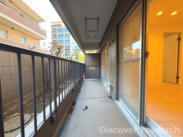 十条台パークハウスのバルコニー|【バルコニー（8.26㎡）】
広々したバルコニーです。モミジが植えてあり秋には紅葉をちょっぴり楽しむこともできます。