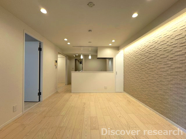十条台パークハウスの居間・リビング|【LDK（約12.1帖）】
ライティングがオシャレな空間を作り出します。
落ち着きのあるリビングでゆったりとお過ごしいただけます。