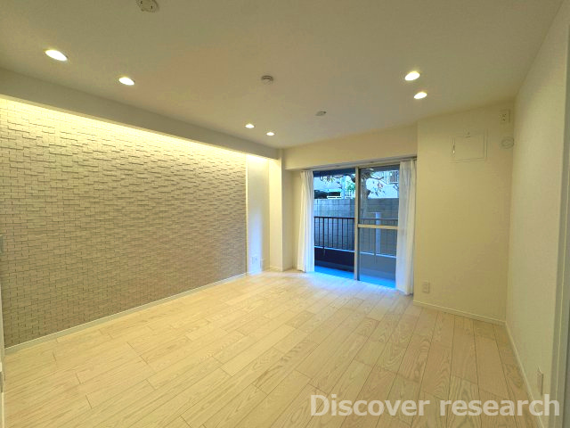 十条台パークハウスの居間・リビング|【LDK（約12.1帖）】
落ち着いた色味の壁天井クロスでゆったりとおくつろぎいただけるリビングです。