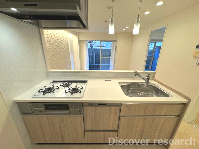 十条台パークハウスのキッチン|【キッチン（食洗器・浄水器内臓シャワー混合水栓付き）】
家事のしやすいシステムキッチンです。オープンなのでリビングにいる家族とコミュニケーションを取りながら家事ができます。