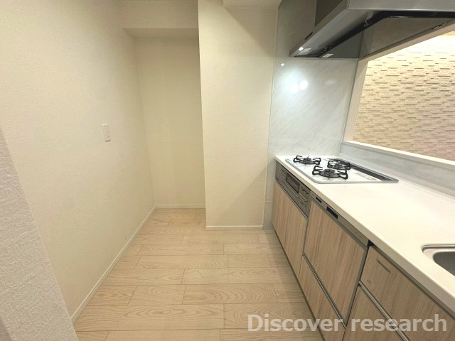 十条台パークハウスのキッチン|【キッチン（食洗器・浄水器内臓シャワー混合水栓付き）】
冷蔵庫や食器棚を配置してもゆとりができそうなスペースです。