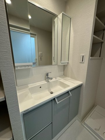 十条台パークハウスの独立洗面台|【洗面化粧台（三面鏡付）】
三面鏡裏に収納スペースがあり、小物などを収納してくことができるので綺麗に保つことができます。