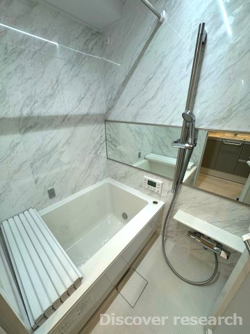 十条台パークハウスの浴室|【浴室（浴室換気乾燥暖房機付き）】
高級感のある浴室です。ワイドミラー、スライド式シャワーが設けられており使い勝手がよさそうです。