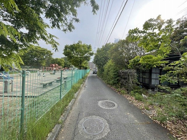 今治市片山4丁目土地の前面道路含む現地写真|目の前に公園あり