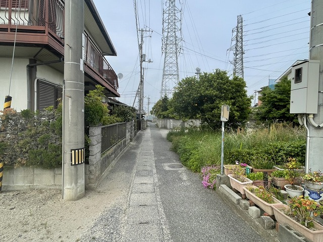 今治市片山4丁目土地の前面道路含む現地写真|北西側から撮影した前面道路