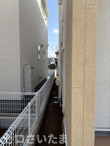 《仲介手数料無料》久喜市栗原４丁目4-2新築一戸建てリーブルガーデンの外観|建物東側隣地との境界