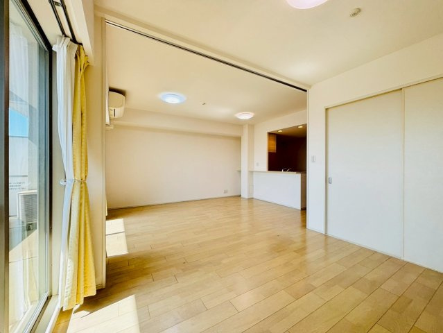 洋室の間仕切りを開放すると20.6帖の大空間となります。