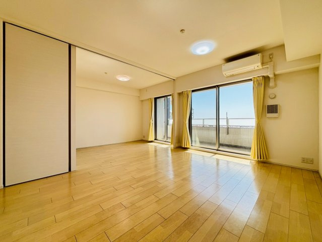 洋室の間仕切りを開放すると20.6帖の大空間となります。