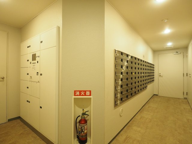 不在時の荷物受取に便利な宅配ボックスとメールボックス