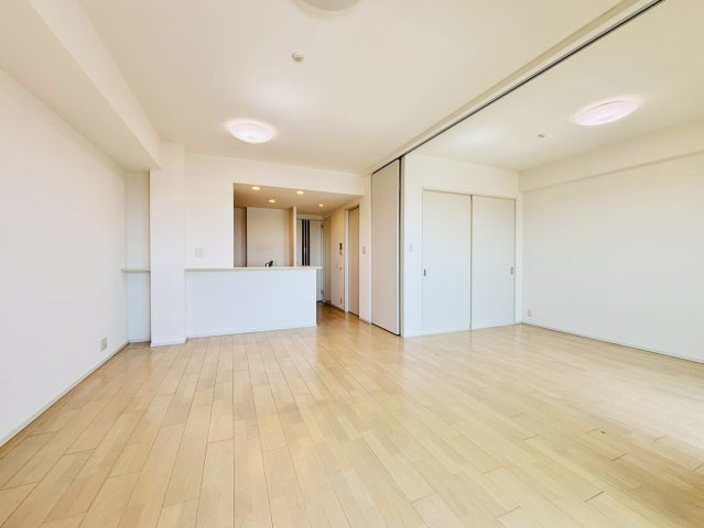 LDに床暖房が設置されています。南南東向きで陽当たり良好。