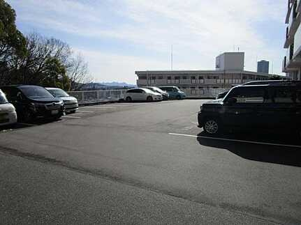 トーカンマンション山根町センターウィングの駐車場