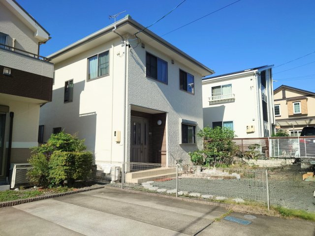 売中古戸建　静岡市駿河区国吉田６丁目の外観|意外と確保するのが難しい３台分の駐車スペースがあります！生活に便利！