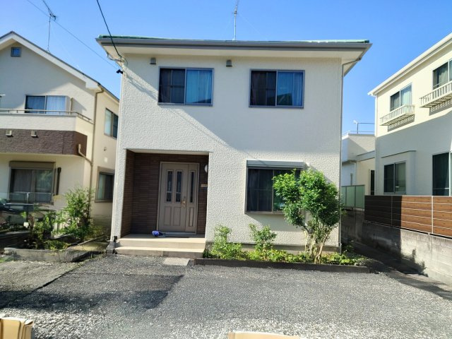 売中古戸建　静岡市駿河区国吉田６丁目の外観|玄関ポーチがあるので出入りの際は陽射しや風や雨よけができます！