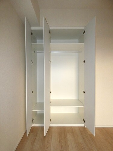 葛飾区新宿６丁目の賃貸マンションの収納|洋室　クロゼット2箇所　内装済