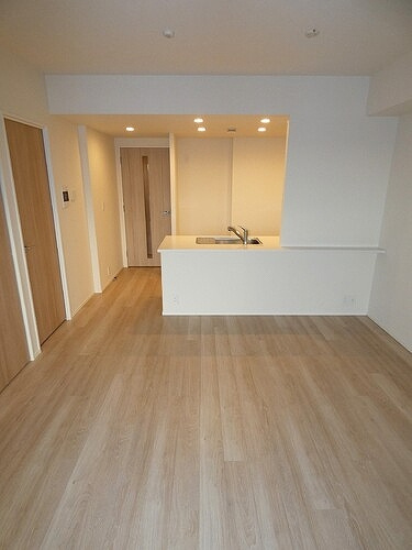 葛飾区新宿６丁目の賃貸マンションの居間・リビング|リビングダイニングキッチン　約14.7畳　内装済