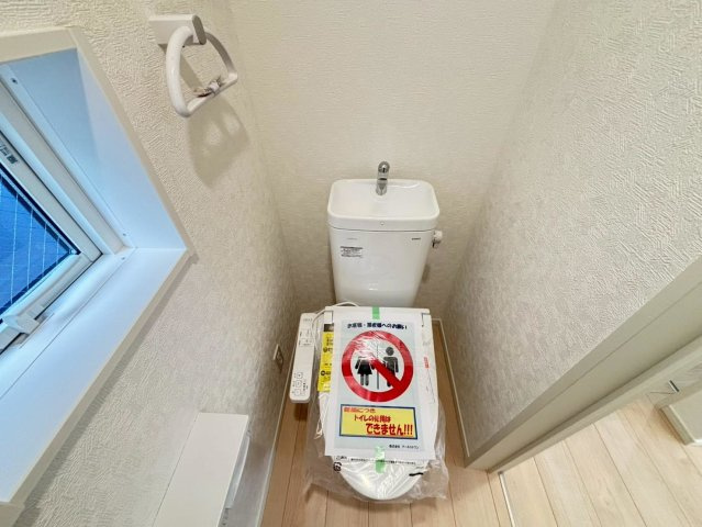 クワイエ　羽島市竹鼻町第５　全１区画分譲の独立洗面台|床材に受ける様々な傷や、温度・湿度変化による、クラックの発生を大幅に抑える特殊加工を施工済みです。
水栓はリフトアップできて両手が使えます。またハンドシャワーでも使えます。