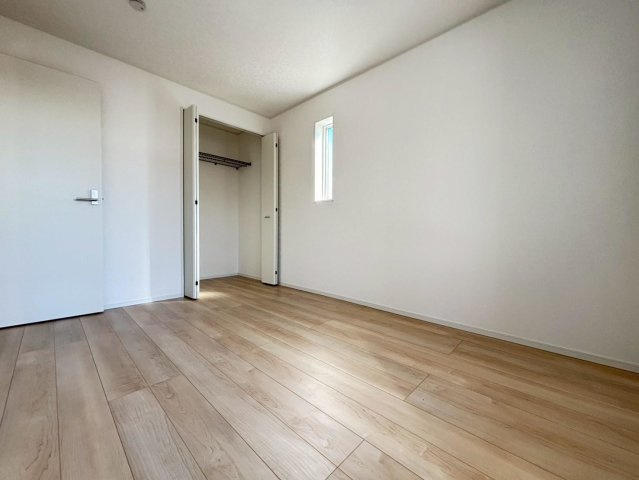 クワイエ　羽島市竹鼻町第５　全１区画分譲の寝室|全居室にたっぷり収納できる大型収納を設置。窓ガラスは、断熱性能や結露防止効果の高いペアガラスを採用！
高い断熱性と共にガラス面の結露対策にも効果を発揮し湿気によるカビの発生を抑止します。